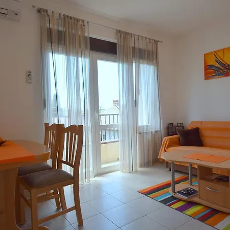 Jela Apartment *